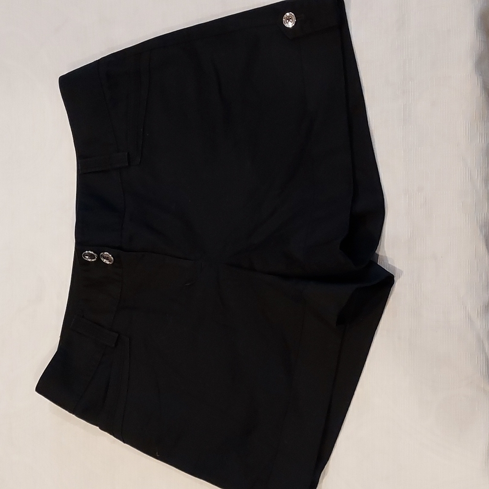 NWOT Women's White House Black Market Size 6 Black Cuffed Shorts 💥💥